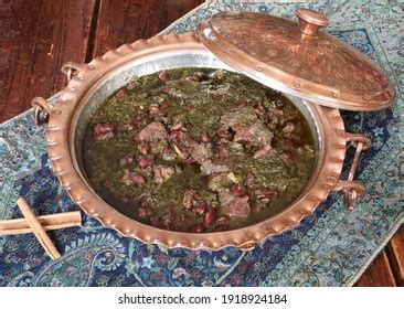  Ghormeh Sabzi! Un trionfo di erbe aromatiche e un ragù avvolgente da Hamedan